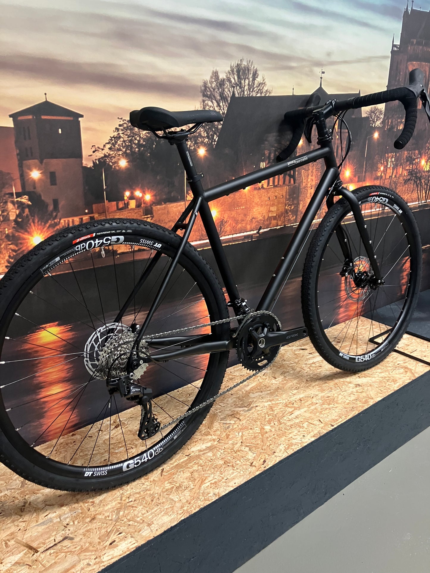 Tout Terrain Vasco 28 Gravelbike (Stahl), Shimano GRX 2x12, 700C – Sonderfarbe Tiefschwarz matt