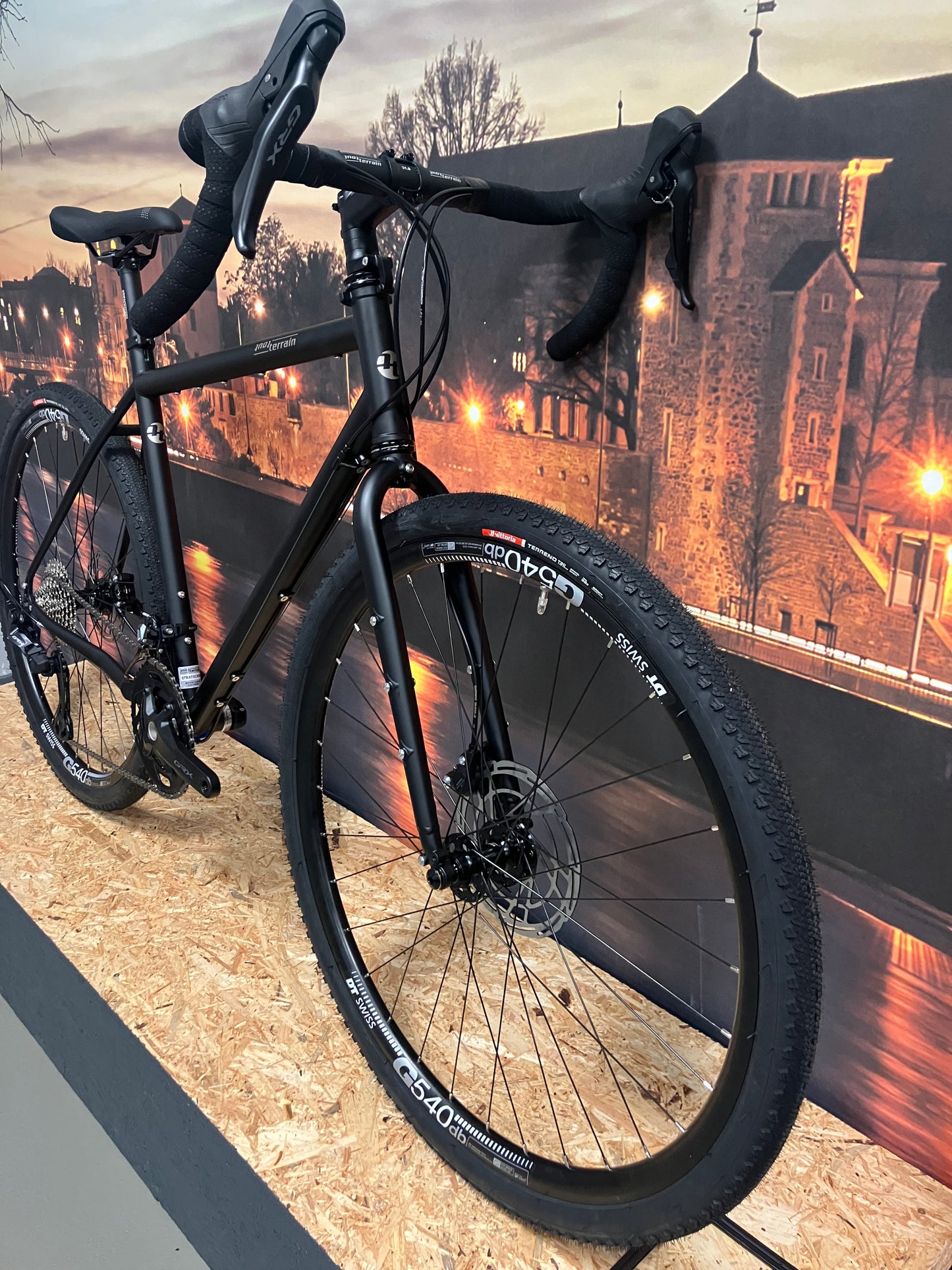 Tout Terrain Vasco 28 Gravelbike (Stahl), Shimano GRX 2x12, 700C – Sonderfarbe Tiefschwarz matt